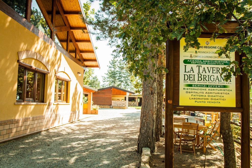 La Taverna Dei Briganti Hotell Cotronei Exteriör bild